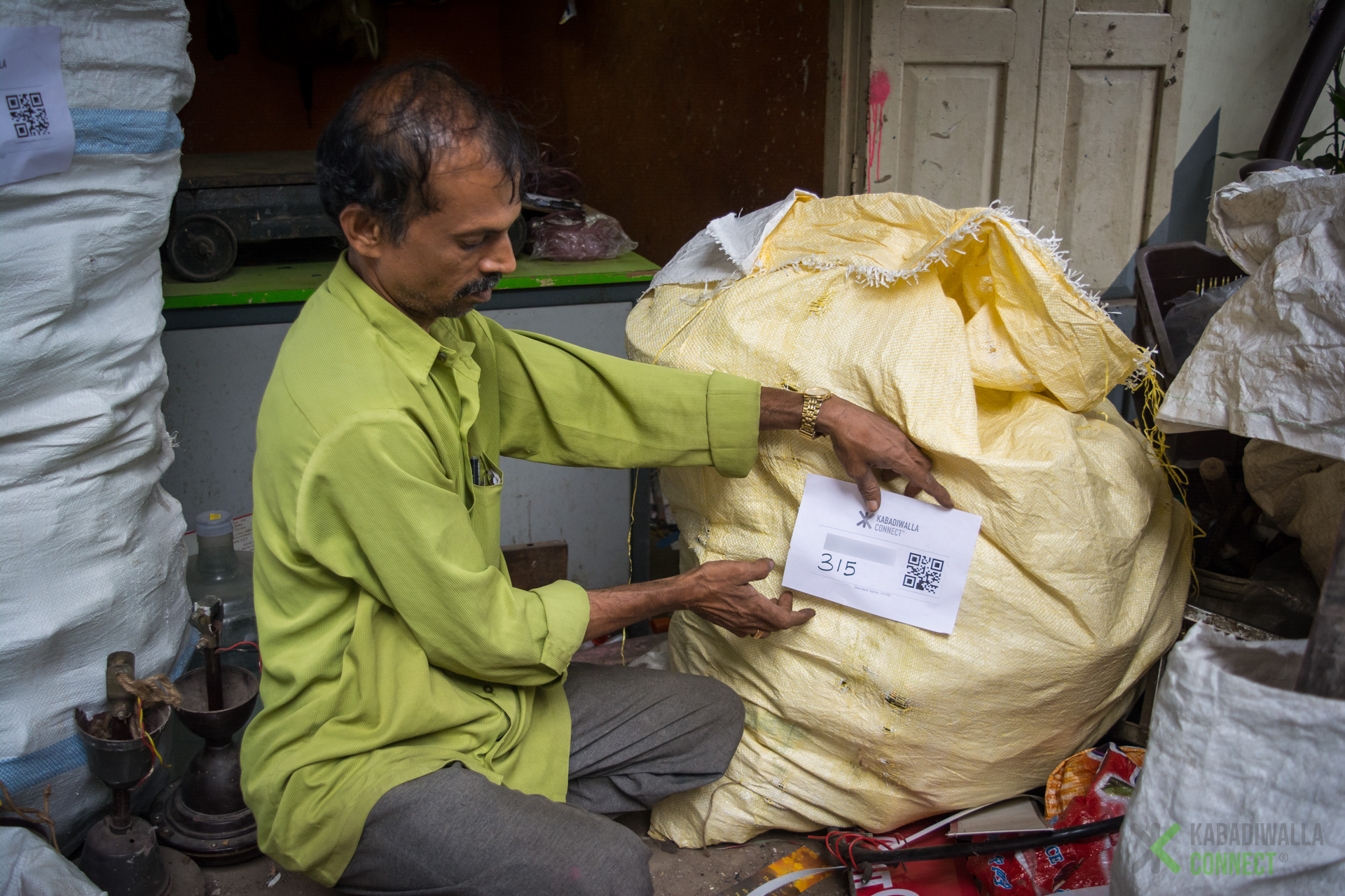 Labelled batch of waste