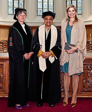 Prof. Louise Gunning-Schepers, prof. Saradindu Bhaduri and Queen Máxima. Source: Prince Claus Chair Curatorium