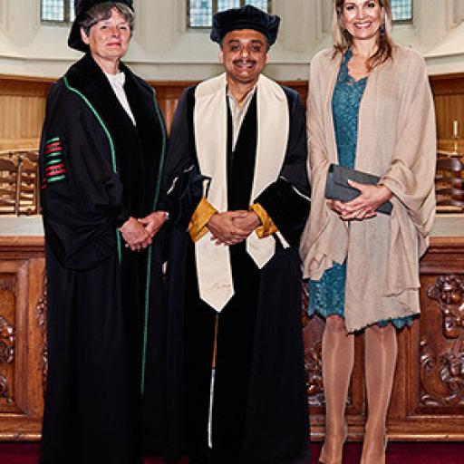 Prof. Louise Gunning-Schepers, prof. Saradindu Bhaduri and Queen Máxima. Source: Prince Claus Chair Curatorium
