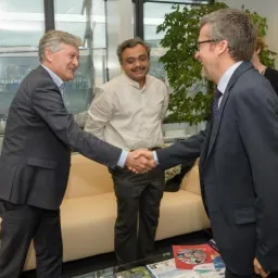 Professors Peter Knorringa and Saradindu Bhaduri visit Carlos Moedas, EU Commissioner.